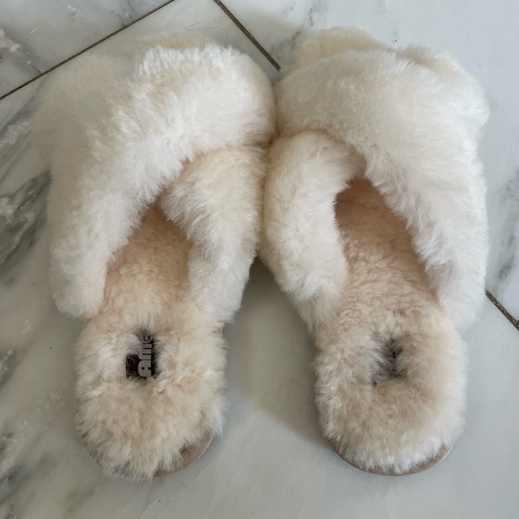 NWOT Lamo, size medium (7-9), ivory fuzzy crossover strap faux fur slippers - Picture 4 of 8